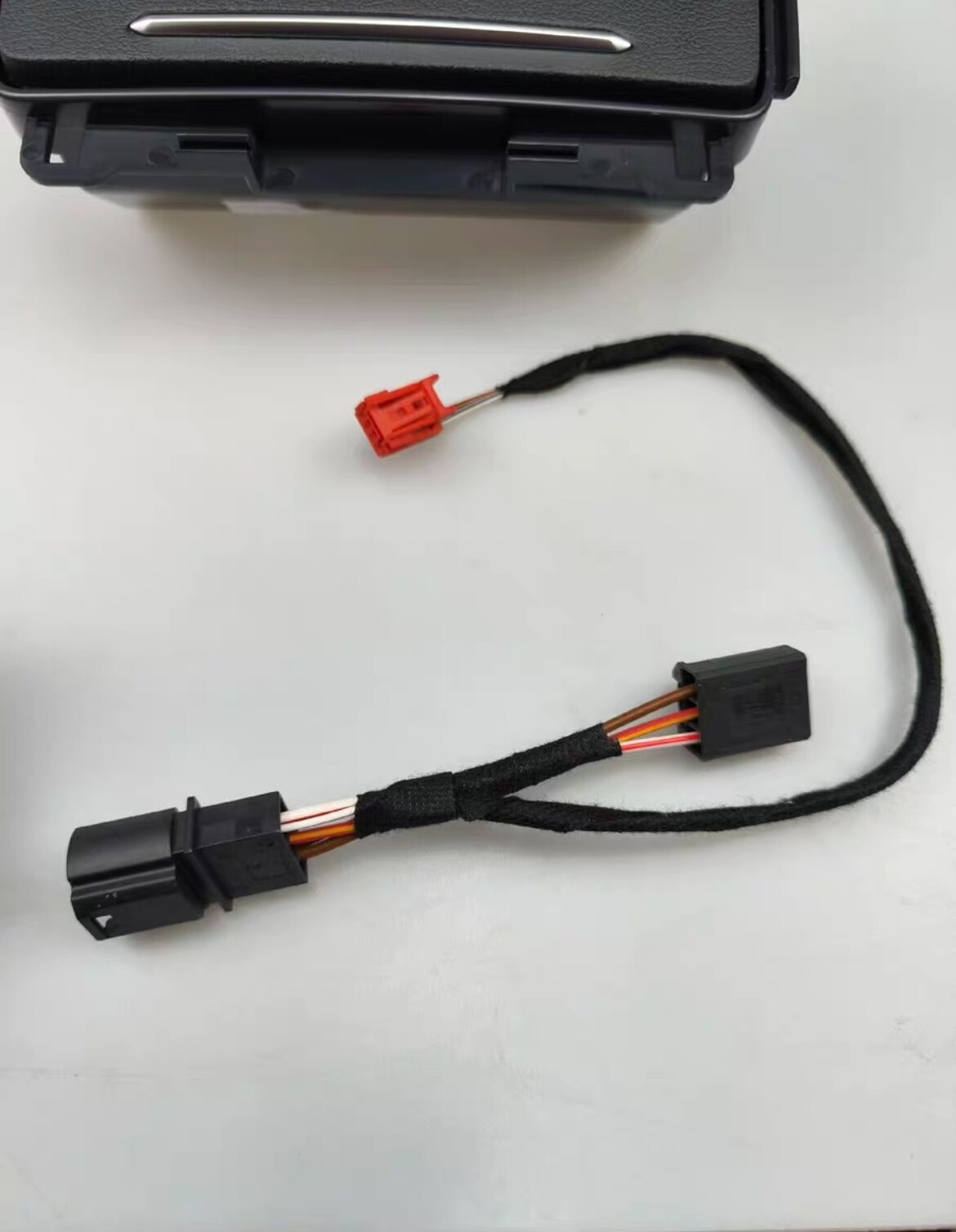 Cenicero trasero con encendedor y puerto de carga USB para el Audi A4L B9