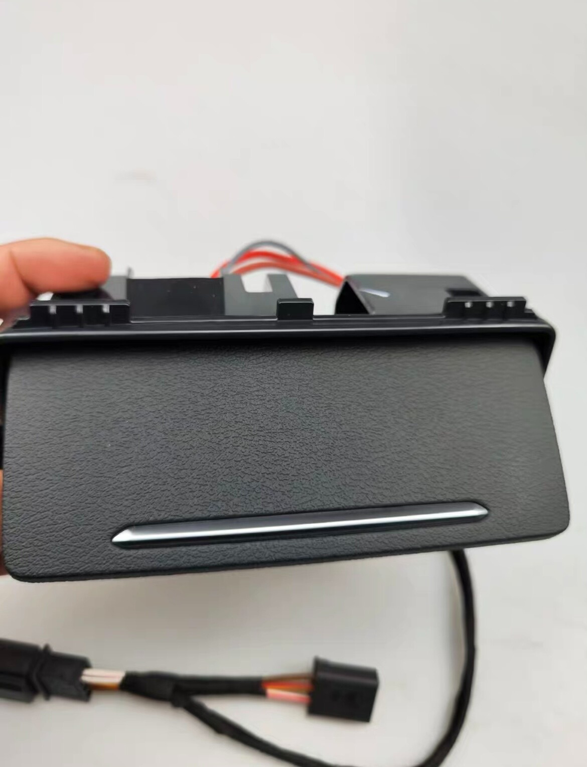 Cenicero trasero con encendedor y puerto de carga USB para el Audi A4L B9