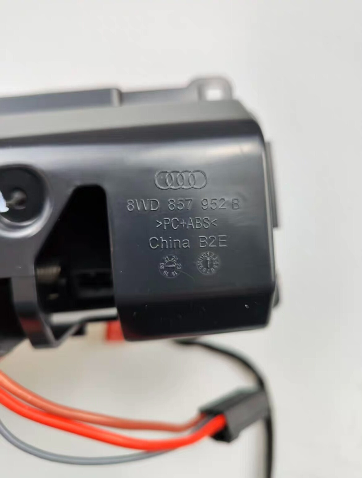 Cenicero trasero con encendedor y puerto de carga USB para el Audi A4L B9