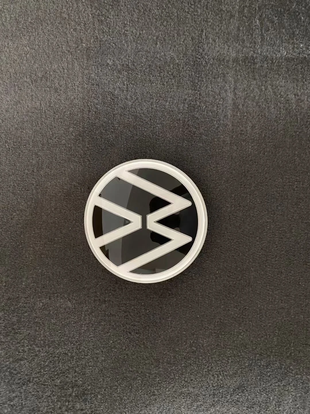Dynamic Mirror-Like Illuminated Car LogoCompatible with all vehicle models (non-ACC version)