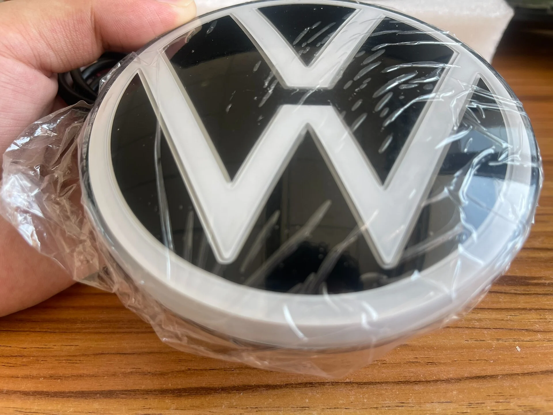 Dynamic Mirror-Like Illuminated Car LogoCompatible with all vehicle models (non-ACC version)