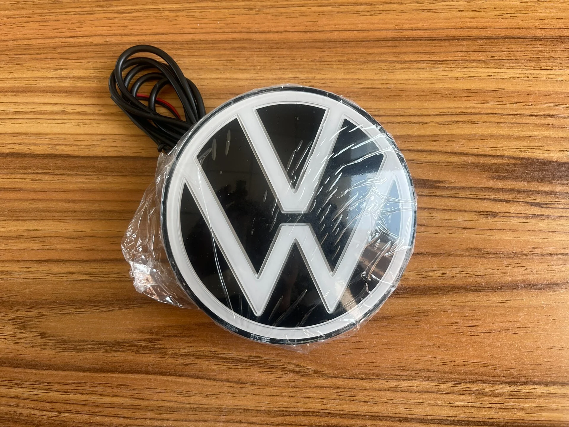 Dynamic Mirror-Like Illuminated Car LogoCompatible with all vehicle models (non-ACC version)