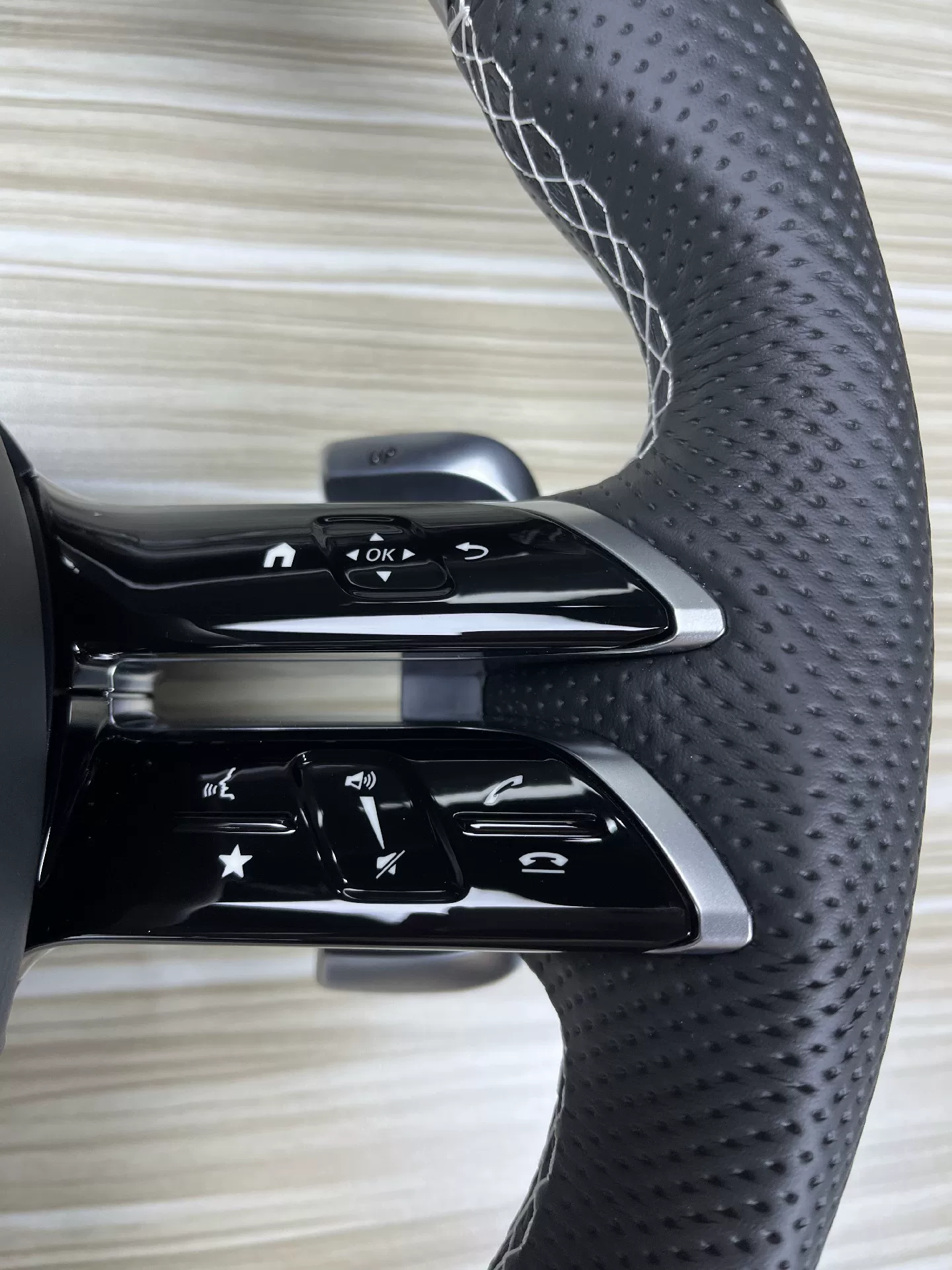 Volante de Fibra de Carbono Mercedes-Benz AMG com Tela LCD Para os modelos W205/W213/W222