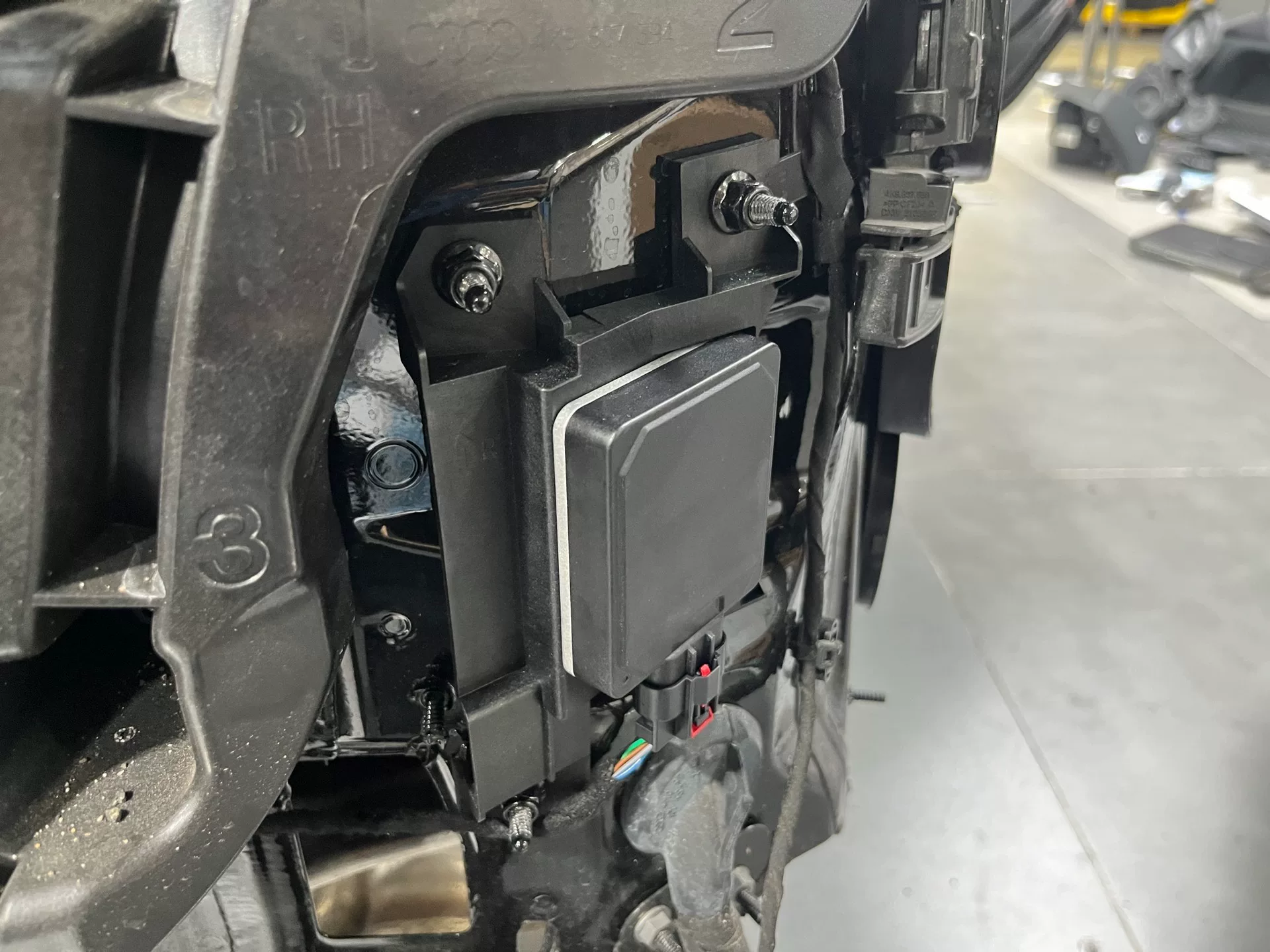 Audi A6L, A7, C8, Q7 Lane Change Assist System Blind Spot Monitoring System Rearview Mirror Flashing Alert Bird’s‑Eye View Display + Door Open Warning Rear Cross-Traffic Assist