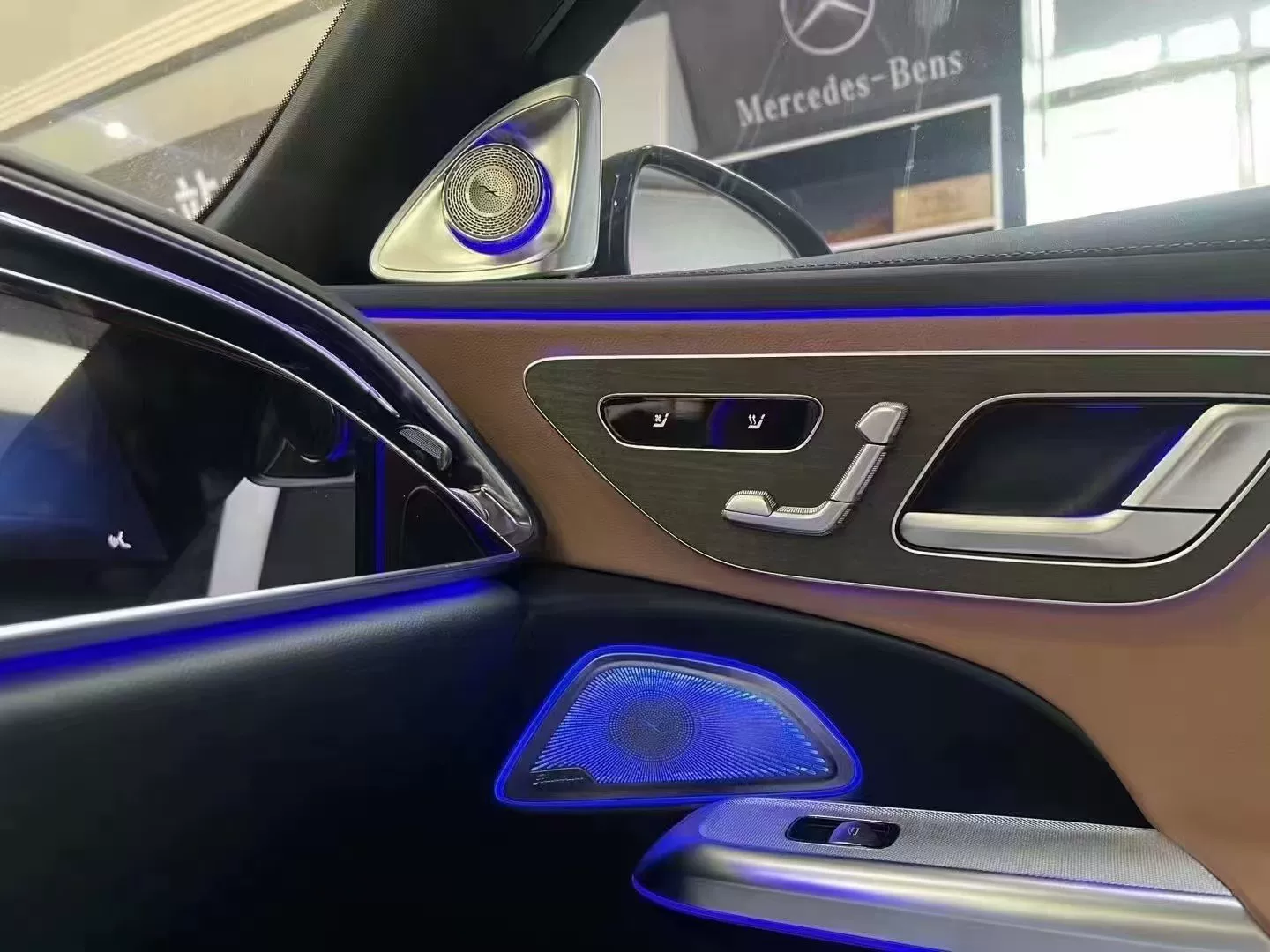 Mercedes-Benz W214 Illuminated Center Console Cover Rotating Tweeter Modification Kit