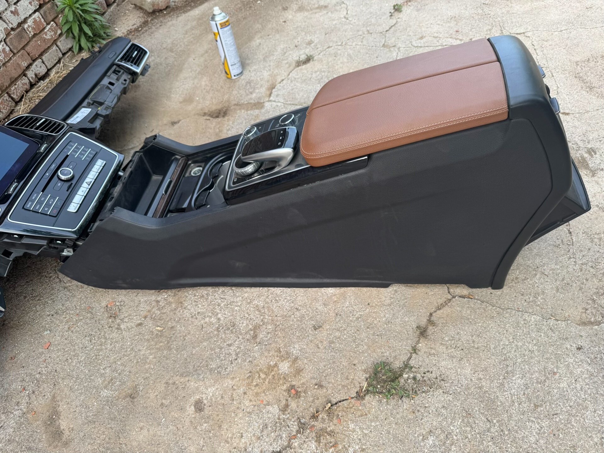 GLS450 Center Console Assembly Saddle Trim Kit Six-Disc CD Player Factory-Original Upgrade Parts Hot and Cold Cup Holder + Rear Entertainment System