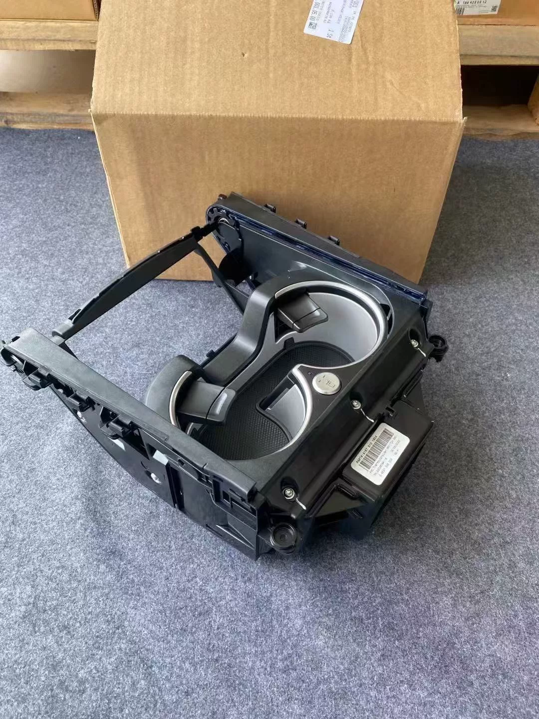 Mercedes-Benz GLE, GLS, and G-Class – Factory-Installed Front Cup Holders with Hot and Cold Water Dispensers and Wireless Charging