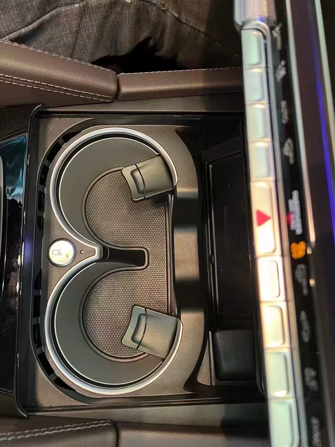 Mercedes-Benz GLE, GLS, and G-Class – Factory-Installed Front Cup Holders with Hot and Cold Water Dispensers and Wireless Charging
