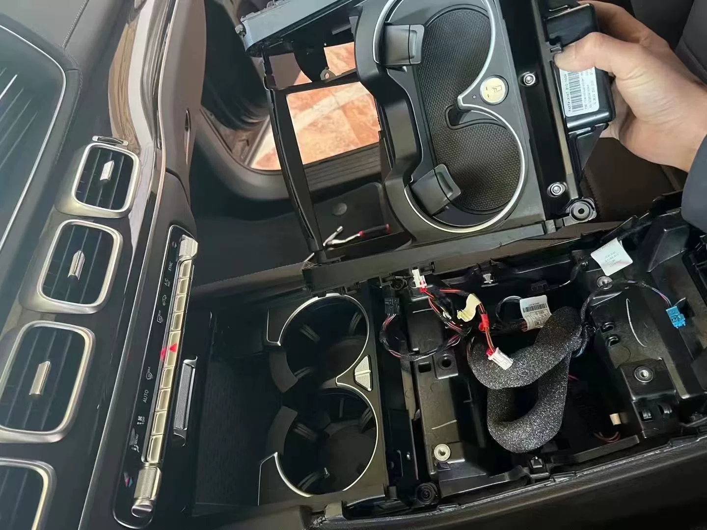 Mercedes-Benz GLE, GLS, and G-Class – Factory-Installed Front Cup Holders with Hot and Cold Water Dispensers and Wireless Charging