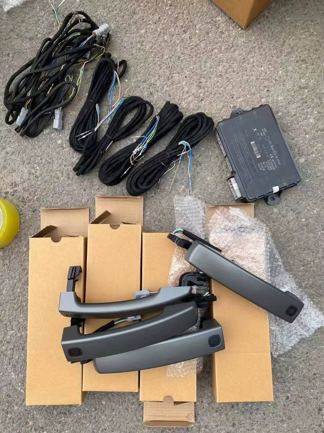 Land Rover Discovery 4 2010-2016 Keyless Entry System Kit Includes Comfort Entry Module + Wiring Harness + Exterior Handle Assembly + Inductor