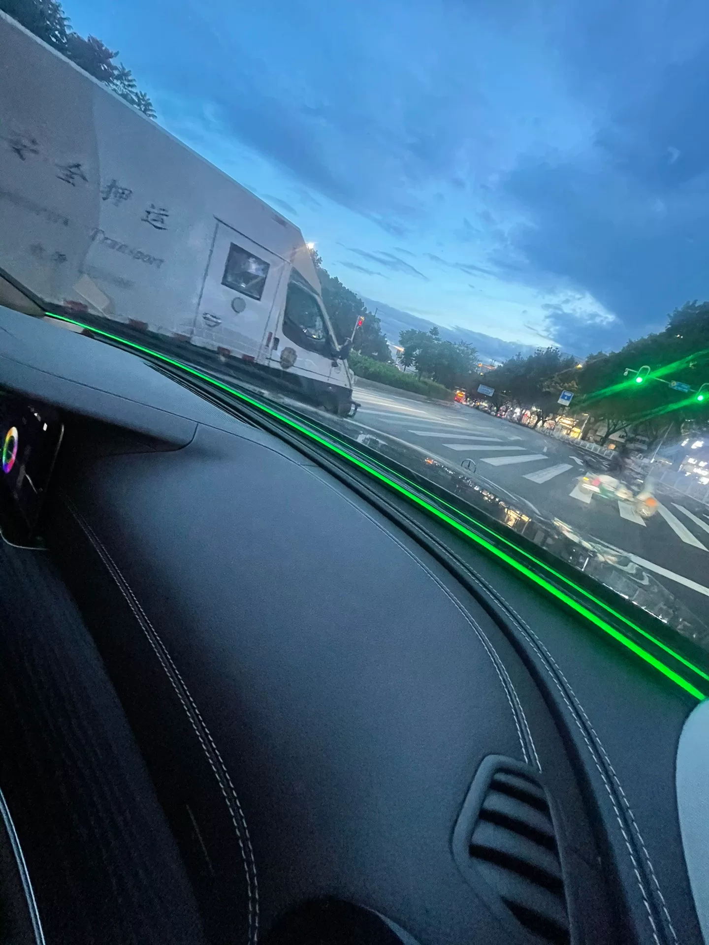 Luzes de ambiente do painel de instrumentos envolvente para Mercedes-Benz Classe E Compatível com Mercedes-Benz Classe E e Classe C Design com material de isolamento acústico