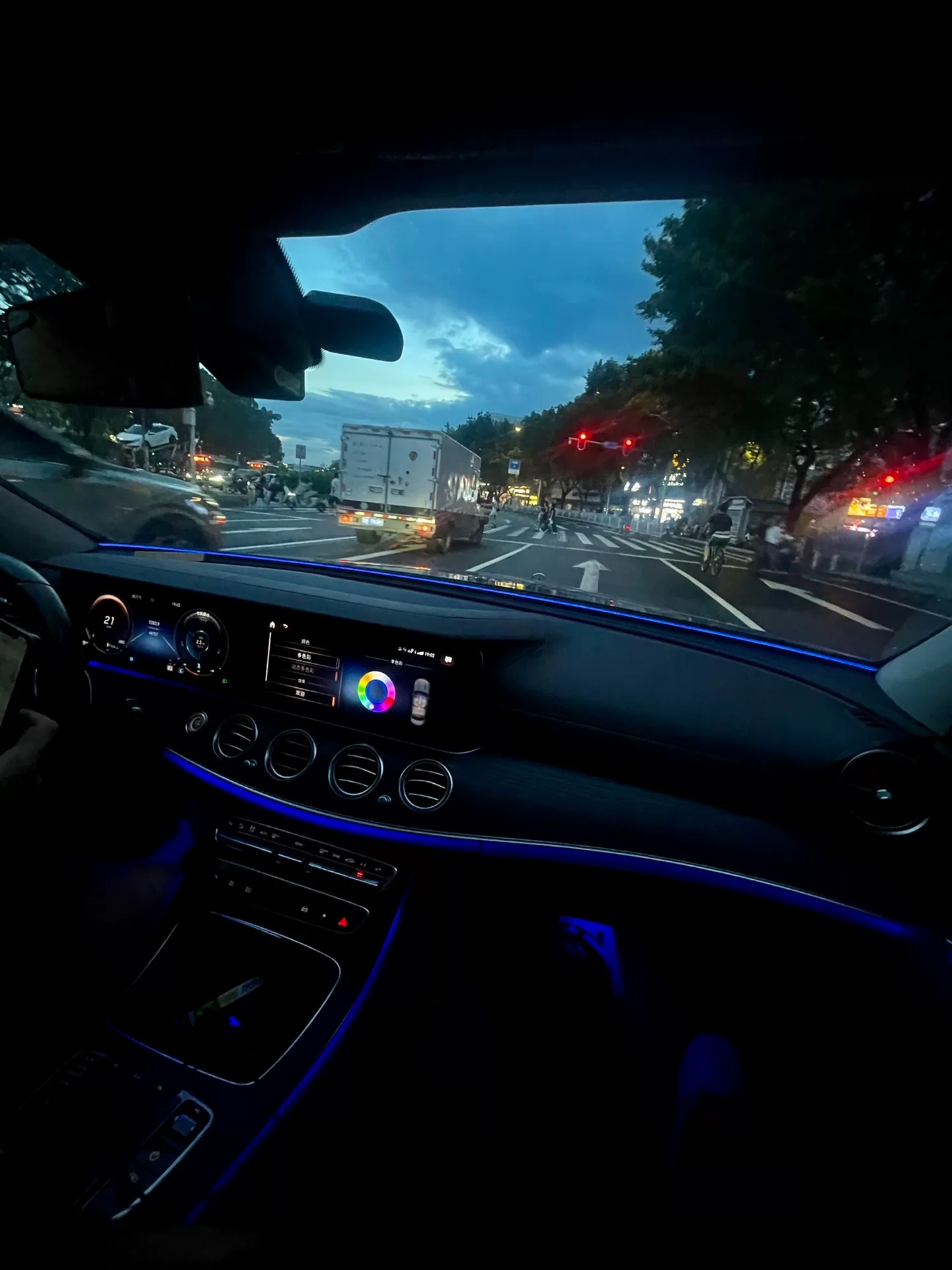 Luzes de ambiente do painel de instrumentos envolvente para Mercedes-Benz Classe E Compatível com Mercedes-Benz Classe E e Classe C Design com material de isolamento acústico