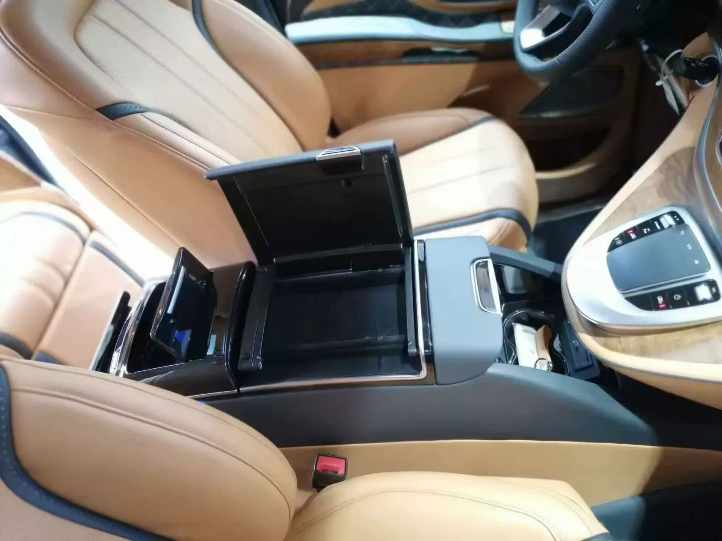 Mercedes-Benz Vito/V-Class V250 Premium Center Console with Storage & USB Ports