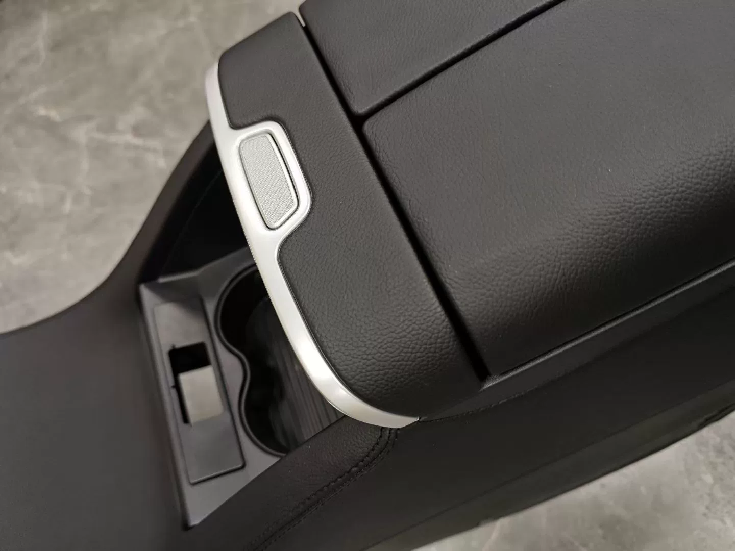 Console Central Premium Mercedes-Benz Vito V260 com Geladeira Embutida e Tela Sensível ao Toque de 7 Polegadas