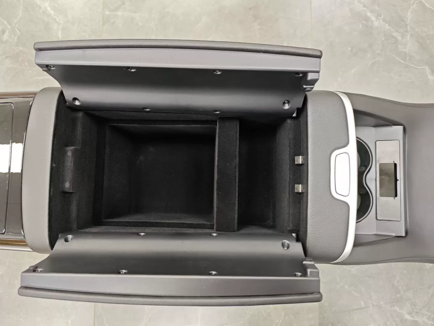 Console Central Premium Mercedes-Benz Vito V260 com Geladeira Embutida e Tela Sensível ao Toque de 7 Polegadas