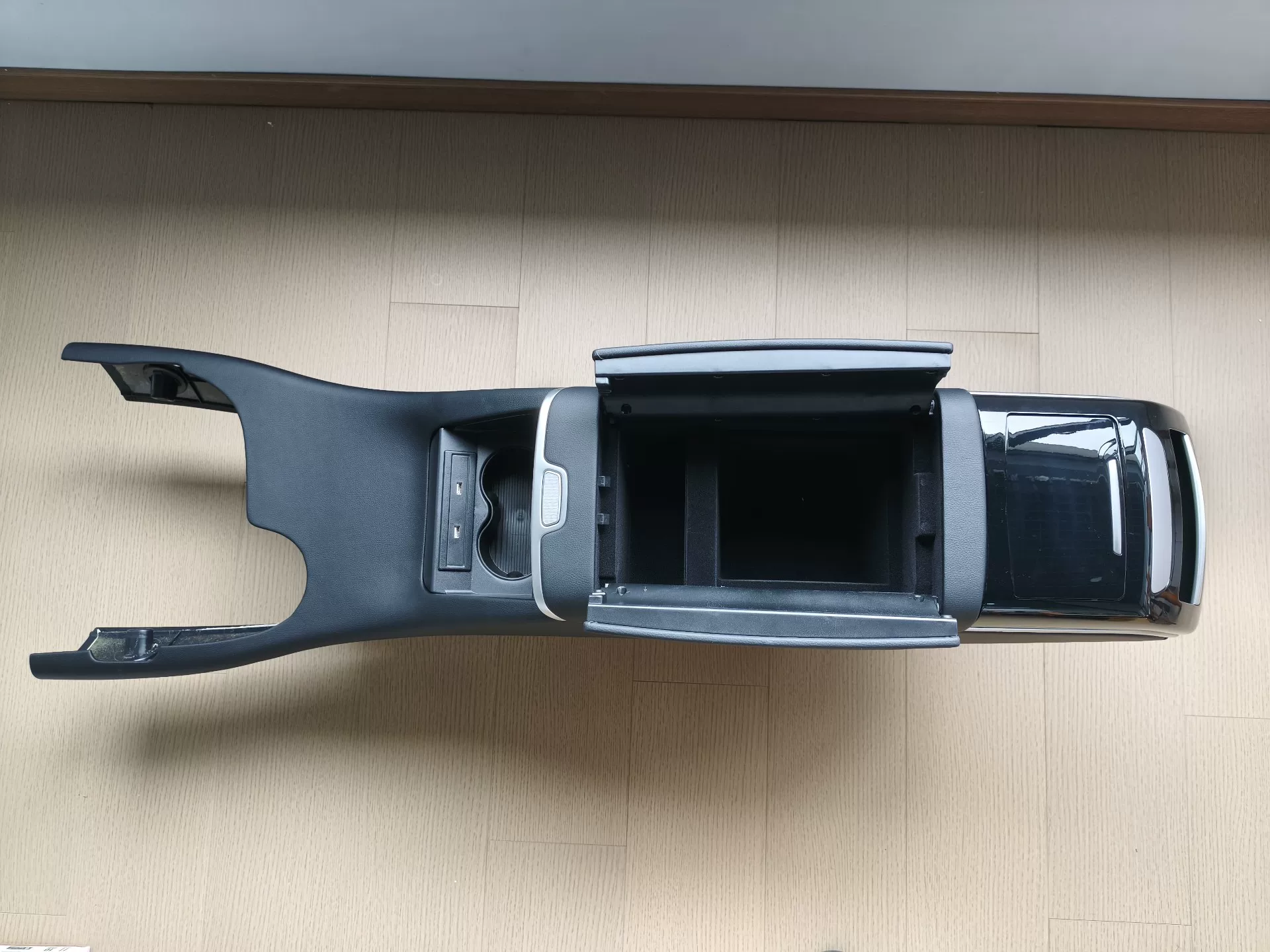 Console Central Premium Mercedes-Benz Vito V260 com Geladeira Embutida e Tela Sensível ao Toque de 7 Polegadas