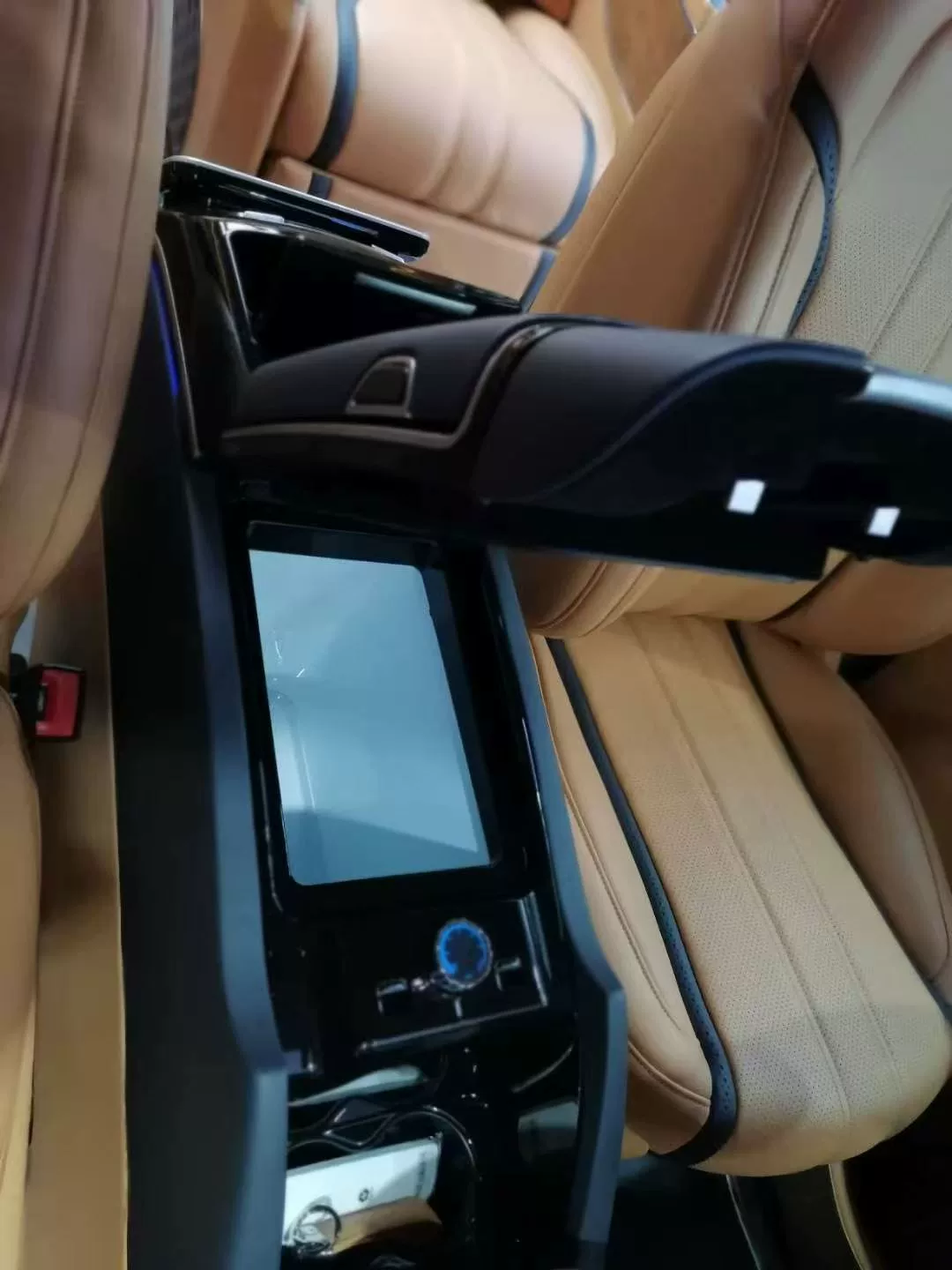 Console Central Premium Mercedes-Benz Vito V260 com Geladeira Embutida e Tela Sensível ao Toque de 7 Polegadas