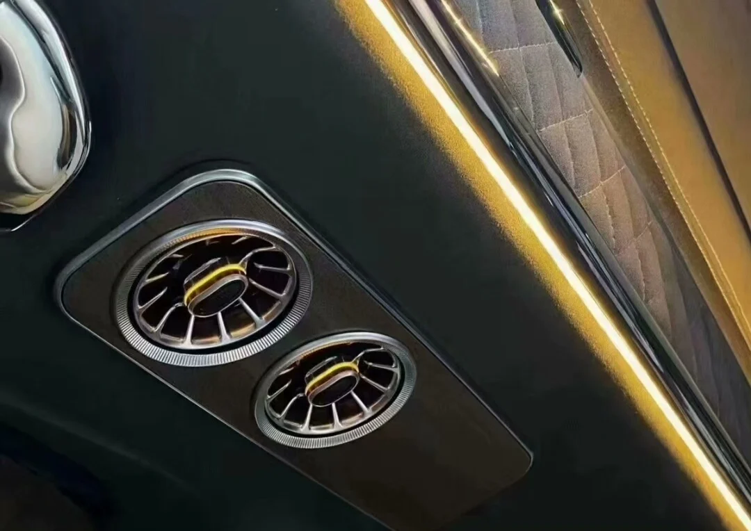 Ventilação de ar turbo montada no teto do Mercedes-Benz Vito V260 com iluminação ambiente